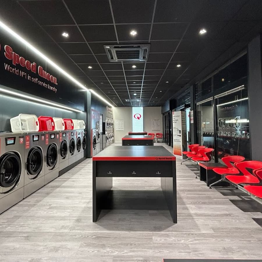 Interno di una lavanderia Speed Queen moderna