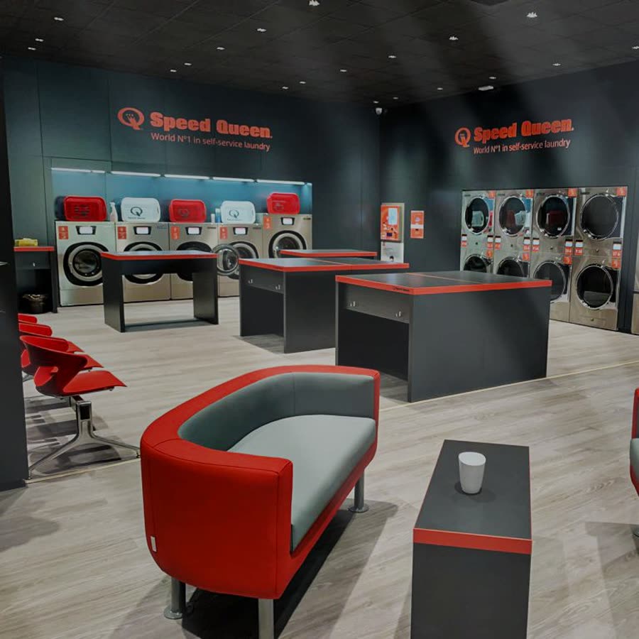 Interno Speed Queen con area attesa