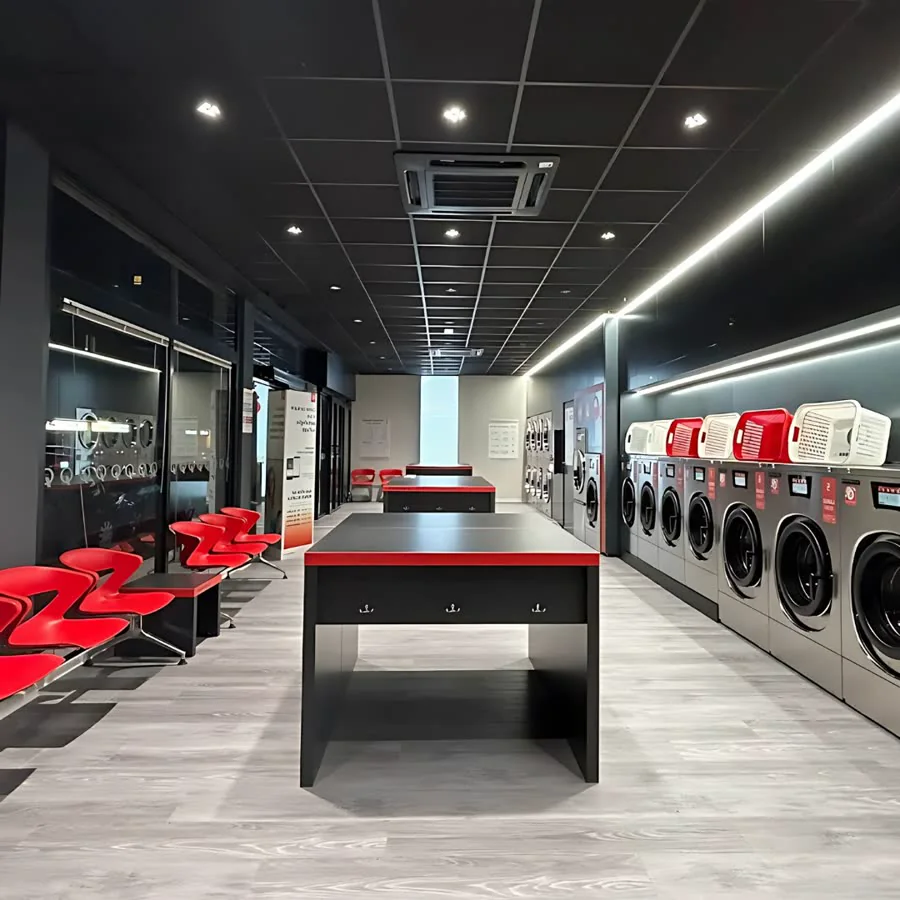 Interno di una lavanderia self-service Profit Laundry